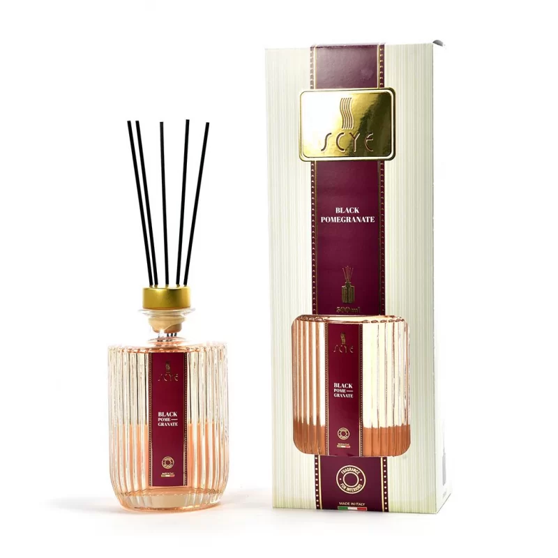 SCYE Diffusore di Essenza 500ml Black Pomegranate con Bacchetti in Cotone SCYE Diffusore di Essenza 500ml Black Pomegranate con Bacchetti in Cotone