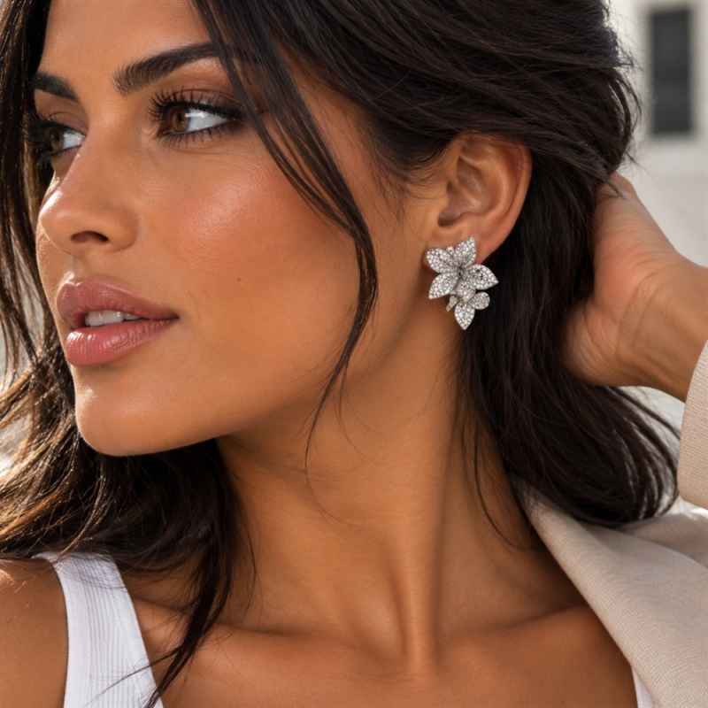 Orecchini Donna a Fiore in Argento 925 con Zirconi Orecchini Donna a Fiore in Argento 925 con Zirconi