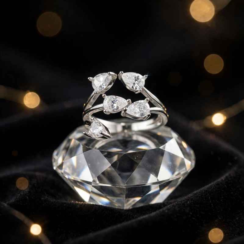 Anello Donna Cinque Gocce Regolabile in Argento 925 con Pietre Bianche Anello Donna Cinque Gocce Regolabile in Argento 925 con Pietre Bianche