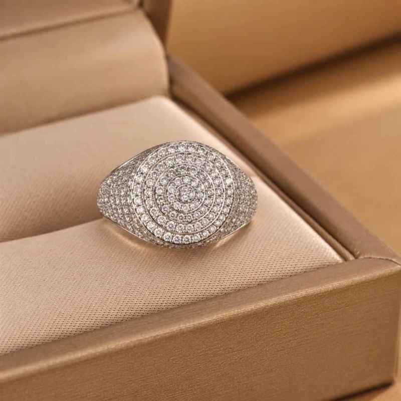 Anello Chevalier Tondo Regolabile in Argento 925 con Zirconi Anello Chevalier Tondo Regolabile in Argento 925 con Zirconi